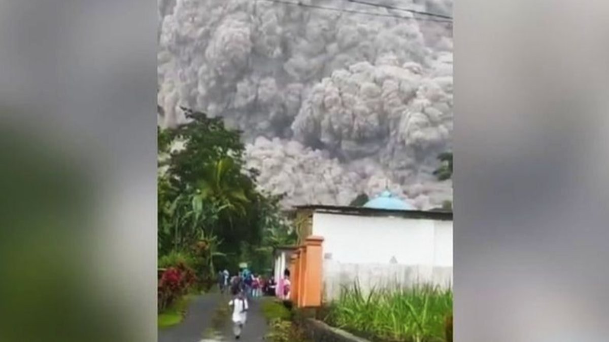 Endonezya'da Semeru Yanardağı patladı
