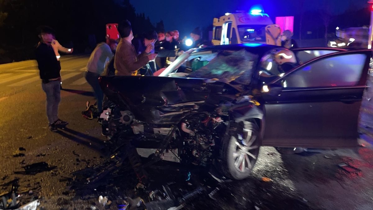 Bursa'da otomobil ile kamyon çarpıştı : 7 yaralı