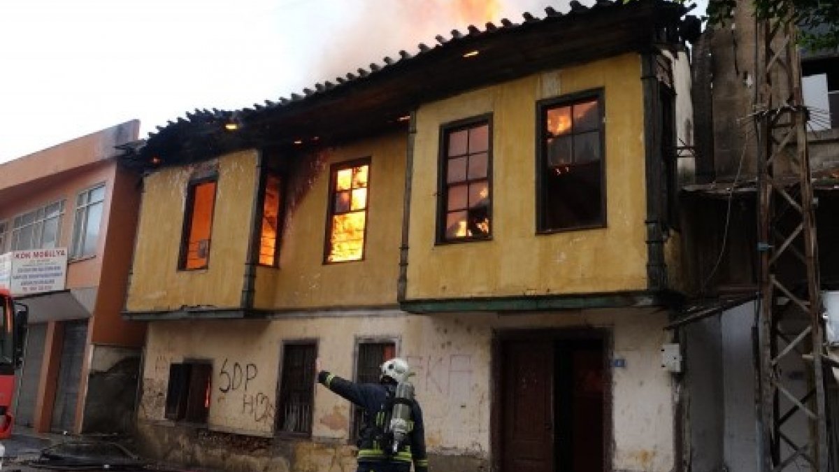 Antalya'da bir kadın, metruk evde çıkan yangından atlayarak kurtuldu
