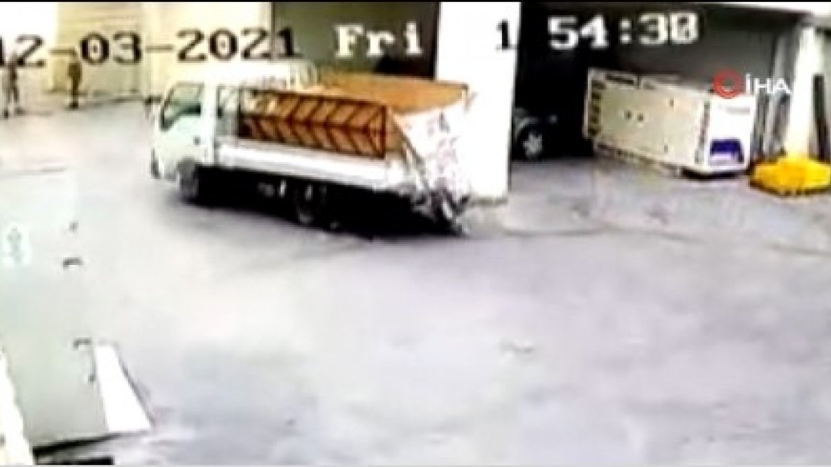Avcılar'da hırsızlık için geldikleri kamyonetle iş merkezinin kapısını kırdılar