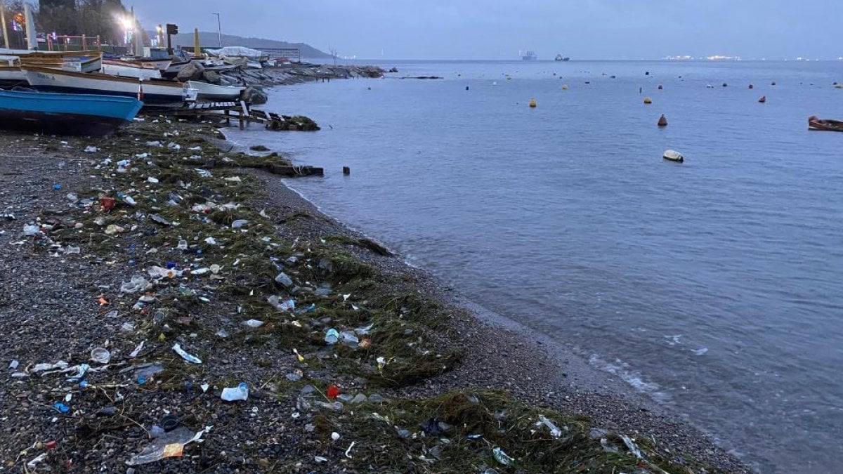 Kocaeli'de etkili olan fırtına denizin çöplerini sahile taşıdı