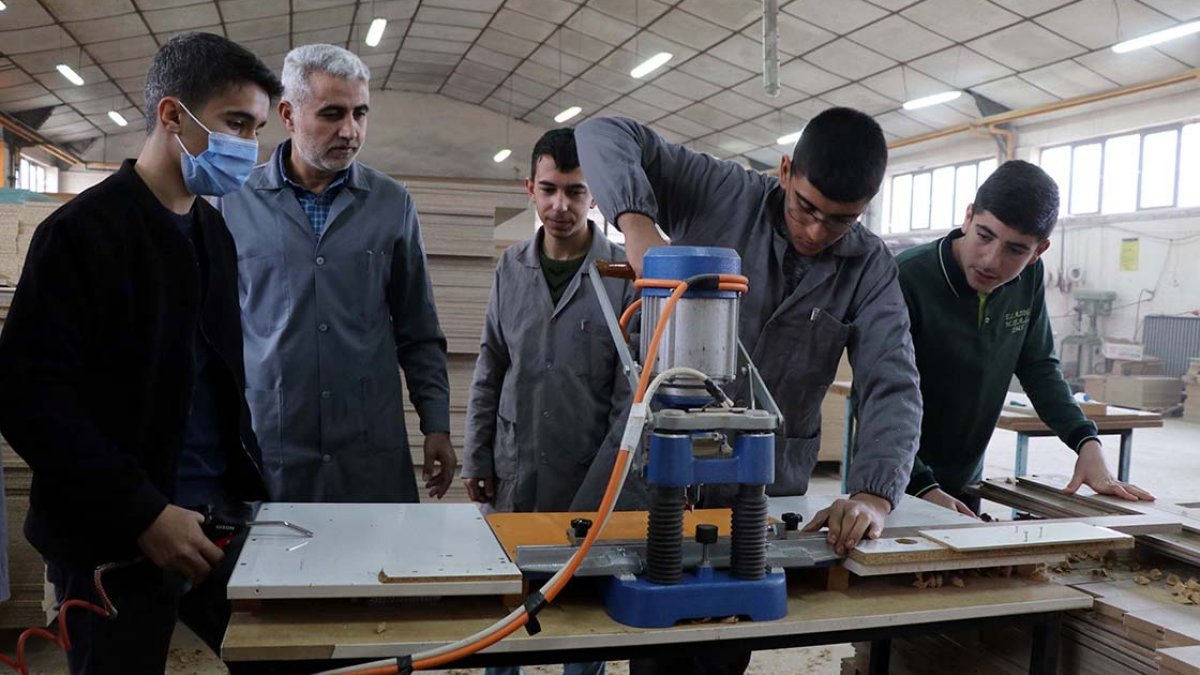Elazığ'da öğretmenler ve öğrenciler ildeki okullar için seferber oldu