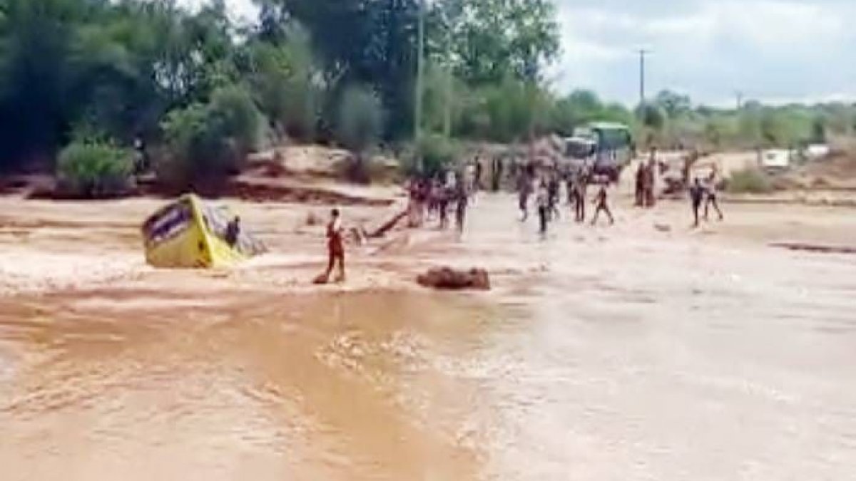 Kenya'da taşan nehri geçmeye çalışan otobüs devrildi: 20 ölü