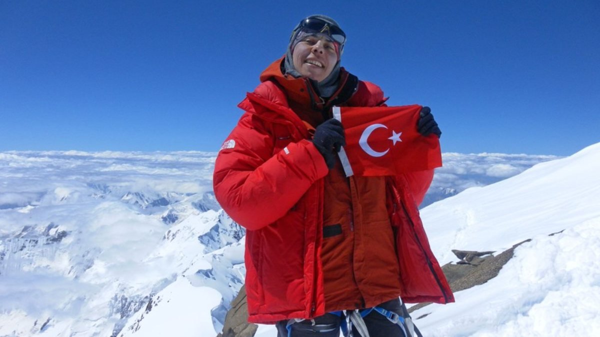 Esin Handal, Kar Leoparı unvanı alan ilk Türk kadın dağcı oldu