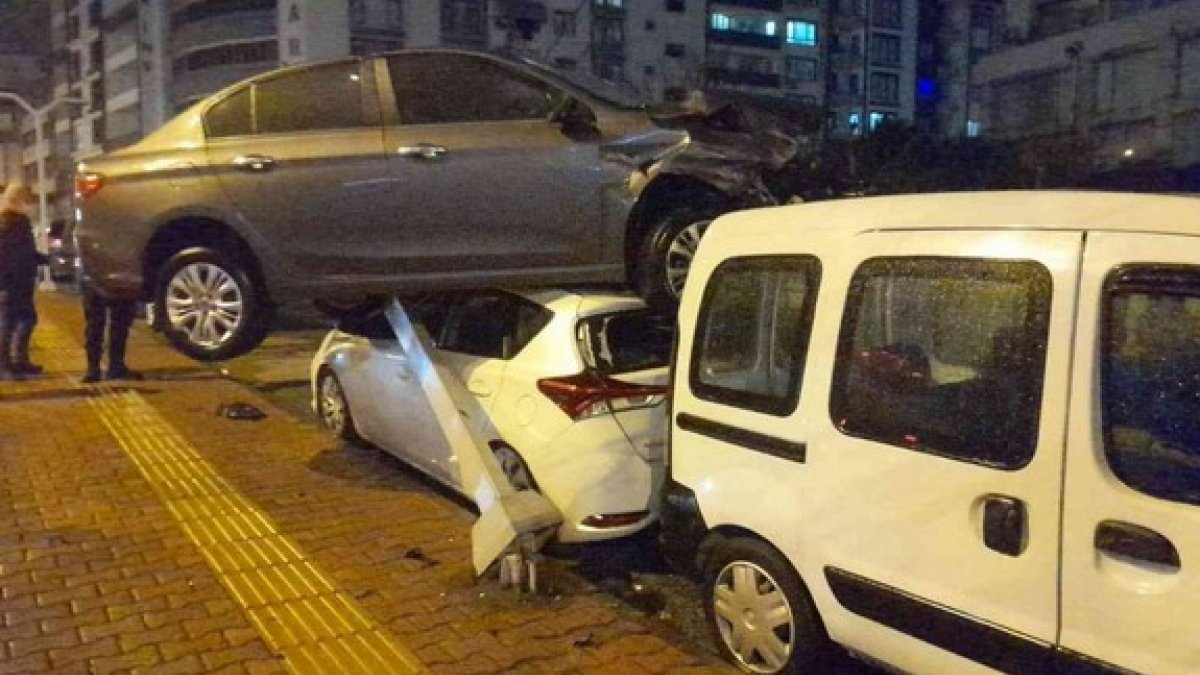 Zonguldak'ta kontrolden çıkan otomobil, park halindeki araçların üzerine uçtu