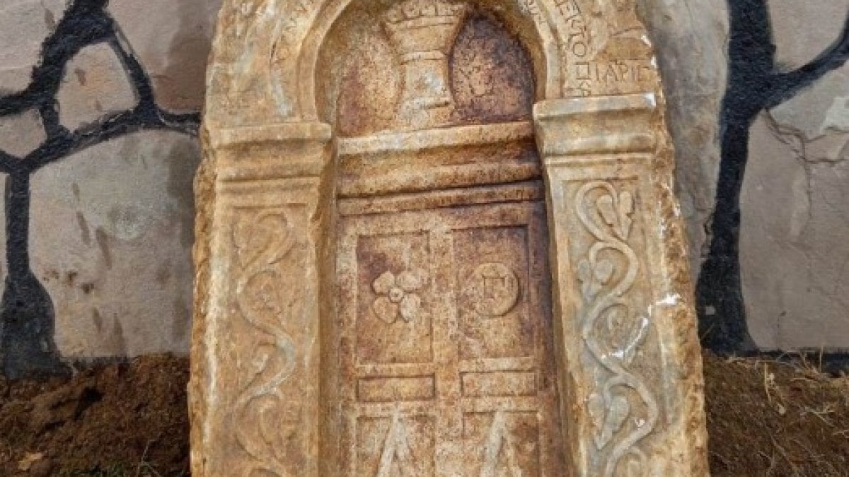 Kütahya’da Roma dönemine ait mezar steli ele geçirildi
