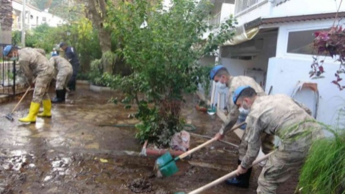 Jandarma, Muğla'da sel mağduru vatandaşların evlerini temizledi