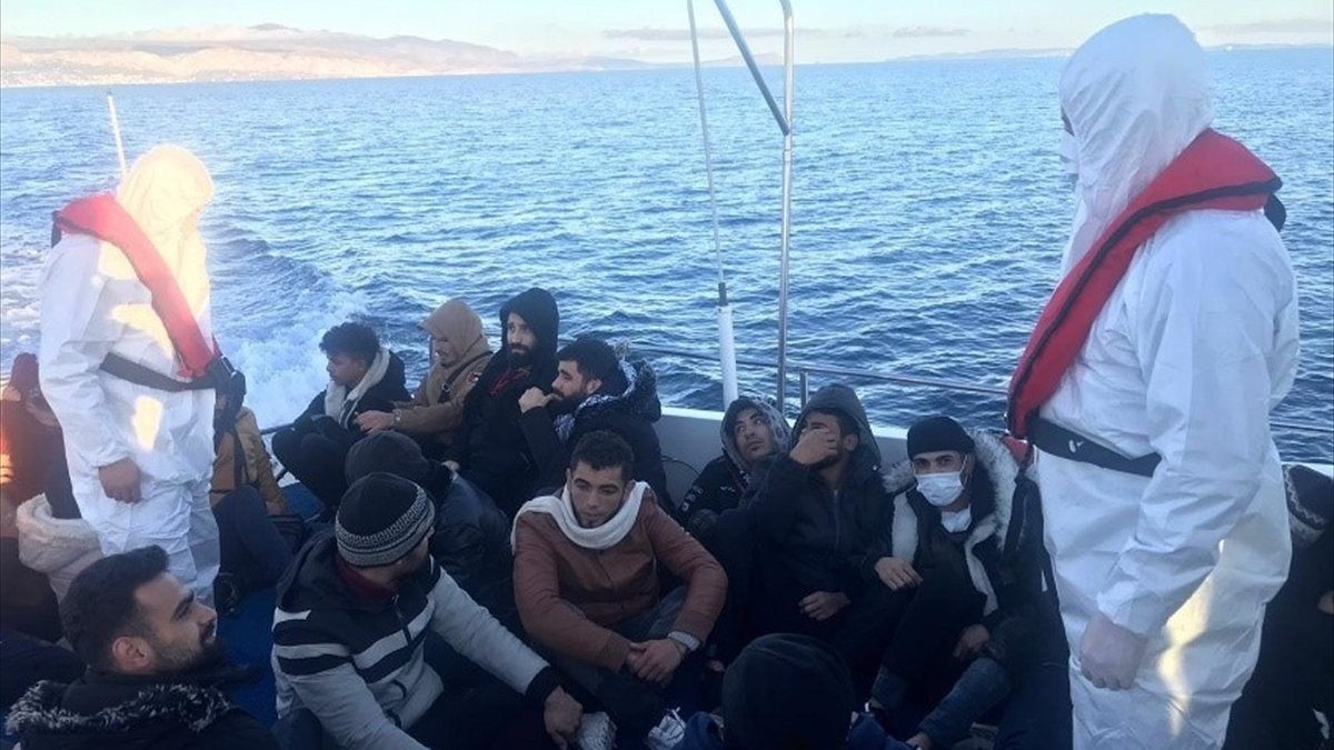 İzmir’de, 55 kaçak göçmen kurtarıldı