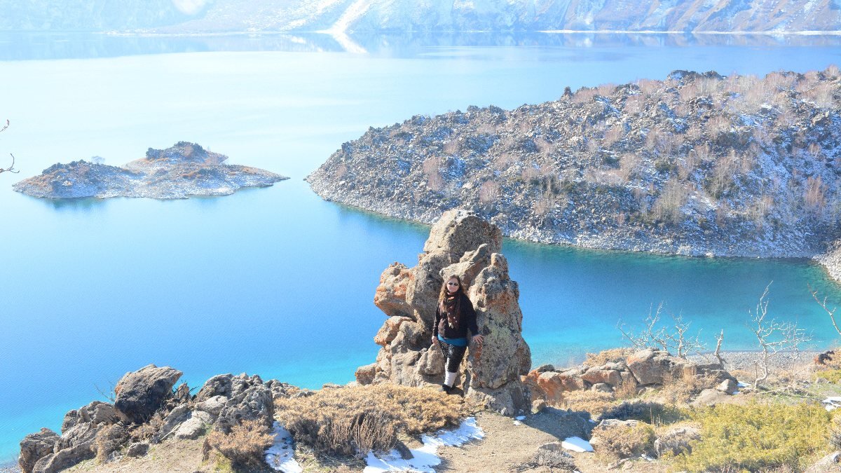 Bitlis'teki dünyanın ikinci büyük krater gölü beyaza büründü