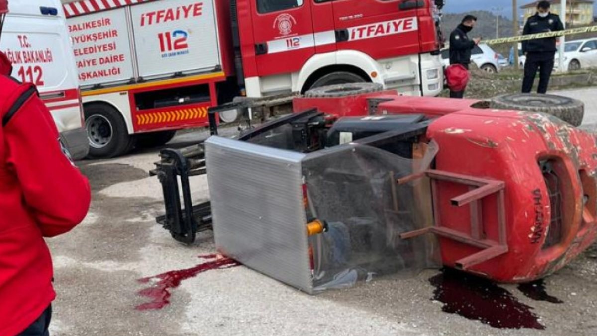 Balıkesir'de devrilen forklift sürücüsü hayatını kaybetti