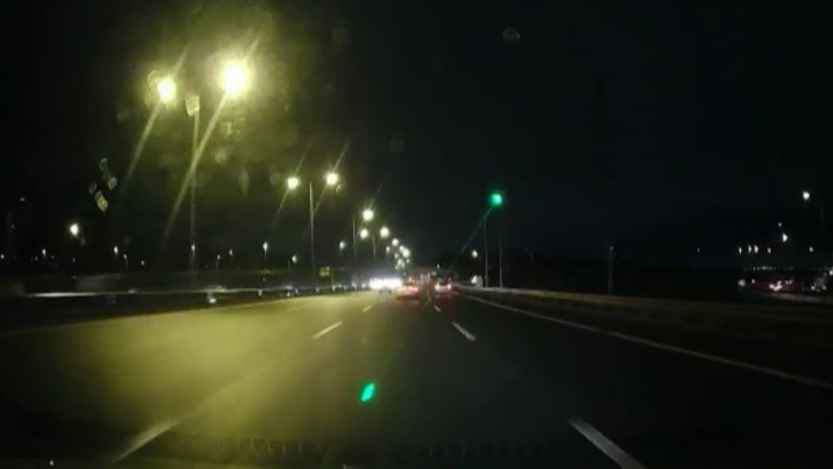 Kuzey Çevre Otoyolu'nda görülen yeşil ışık sürücüleri tedirgin ediyor