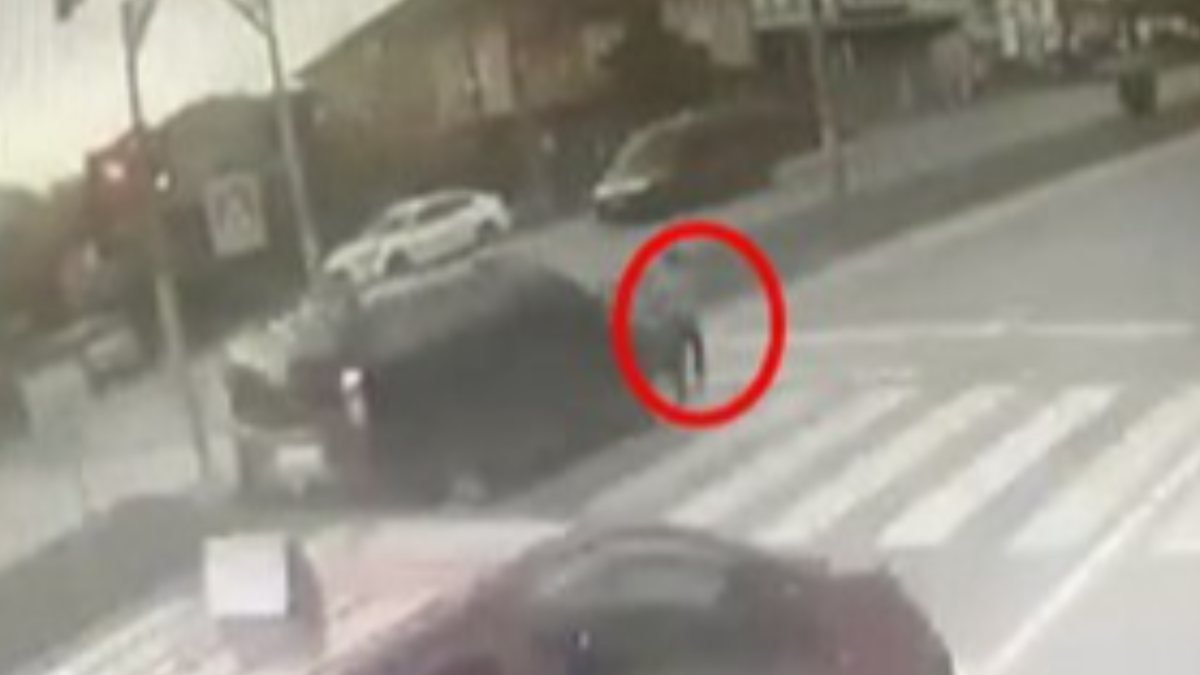 Sakarya'da kırmızı ışıkta geçen sürücü çocuğa çarptı