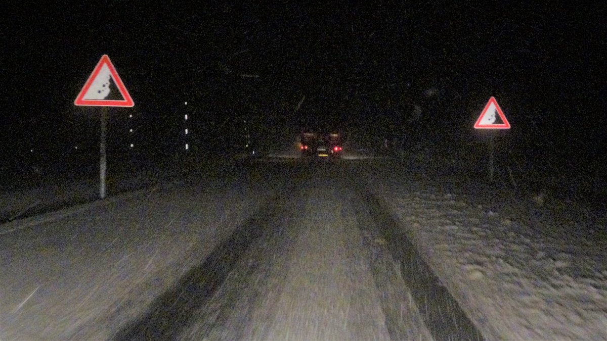 Bingöl'de yağan kar, ulaşıma engeller çıkarttı