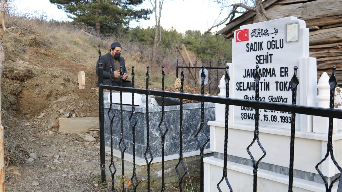 Kastamonu'da 28 yıldır şehit oğlunun mezarını bekleyen baba, hayatını kaybetti
