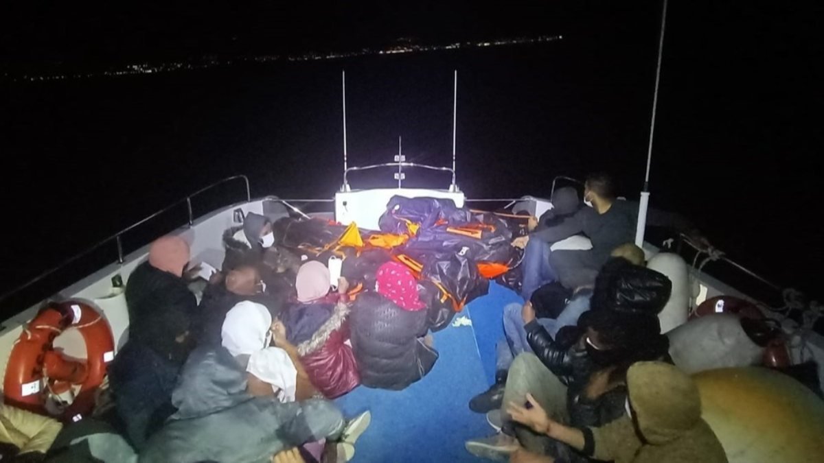 İzmir’de 26 kaçak göçmen kurtarıldı