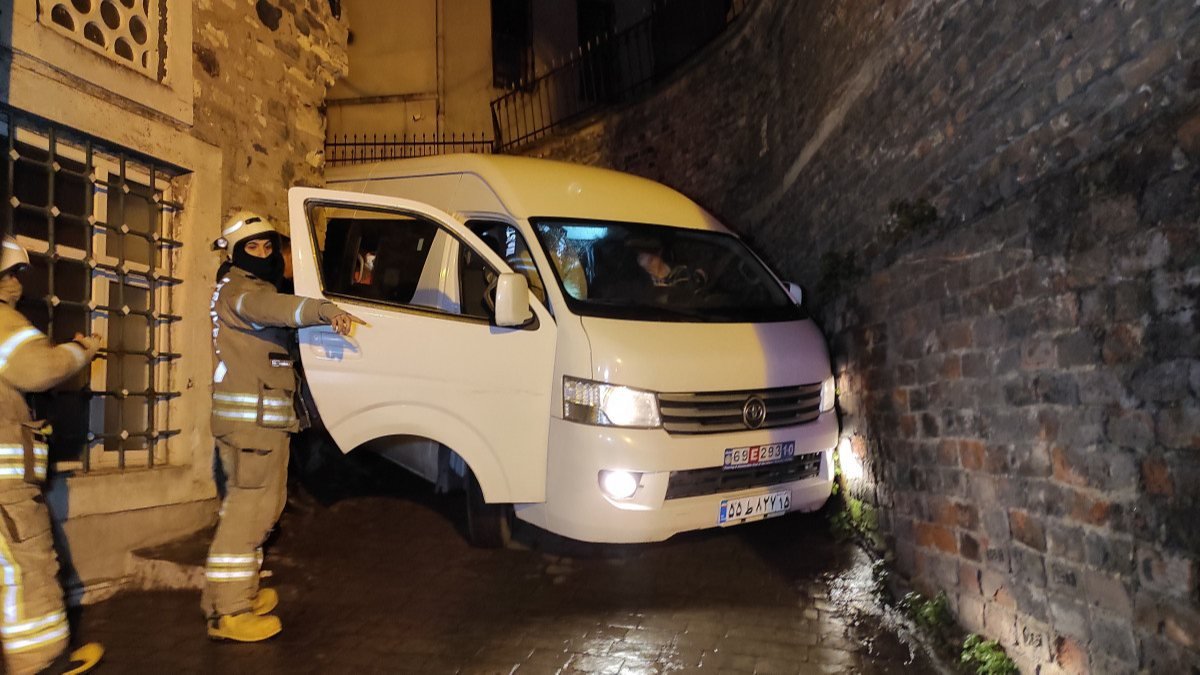 Beyoğlu’nda, dar sokakta manevra yapan minibüs sıkıştı