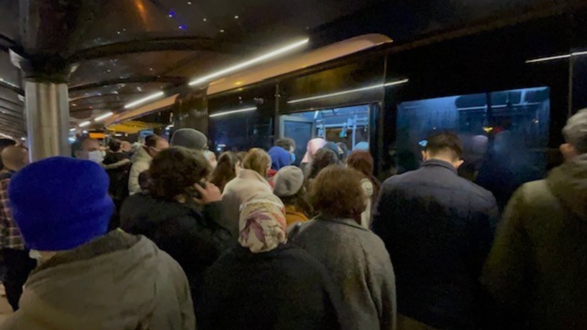 İstanbul'daki metrobüs durağında kuyruklar oluştu