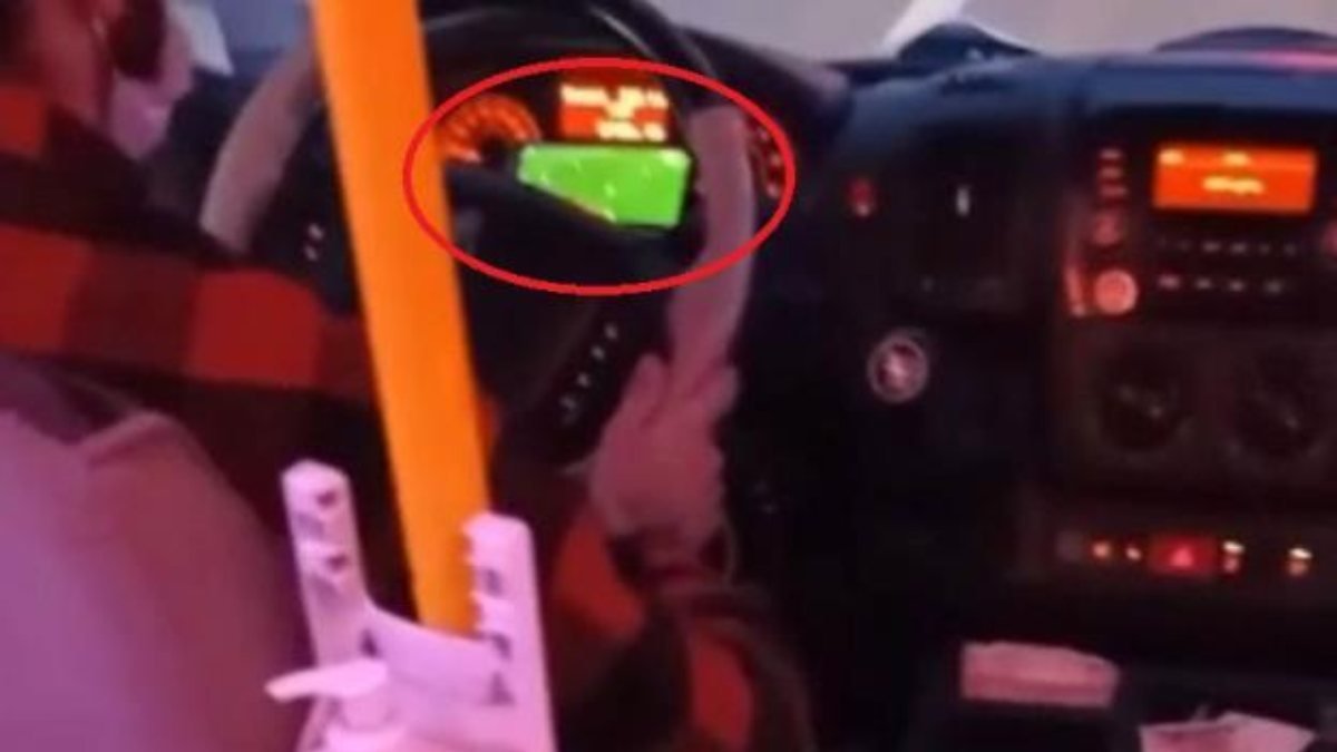 Bursa'da araç kullanırken maç izleyen minibüs şoförü