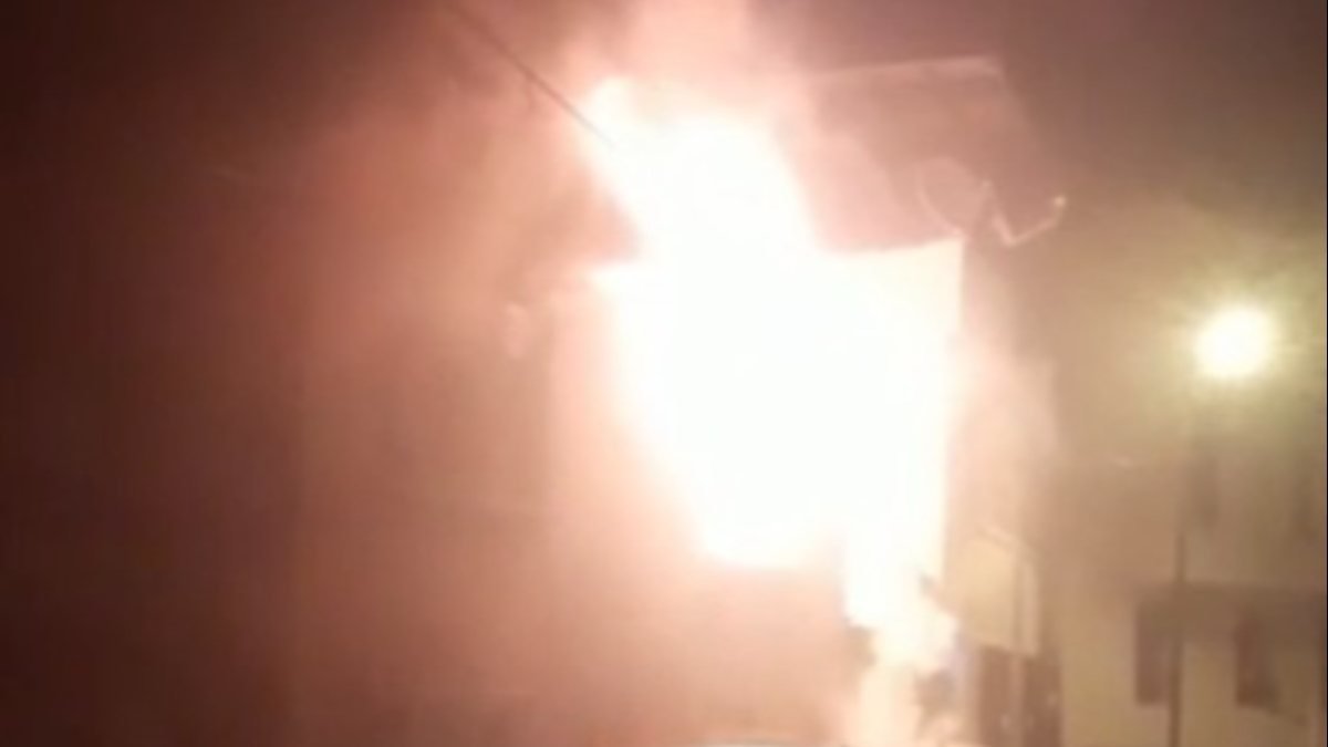 Bursa’da ev alev alev yandı, mahalle sakinleri sokağa döküldü