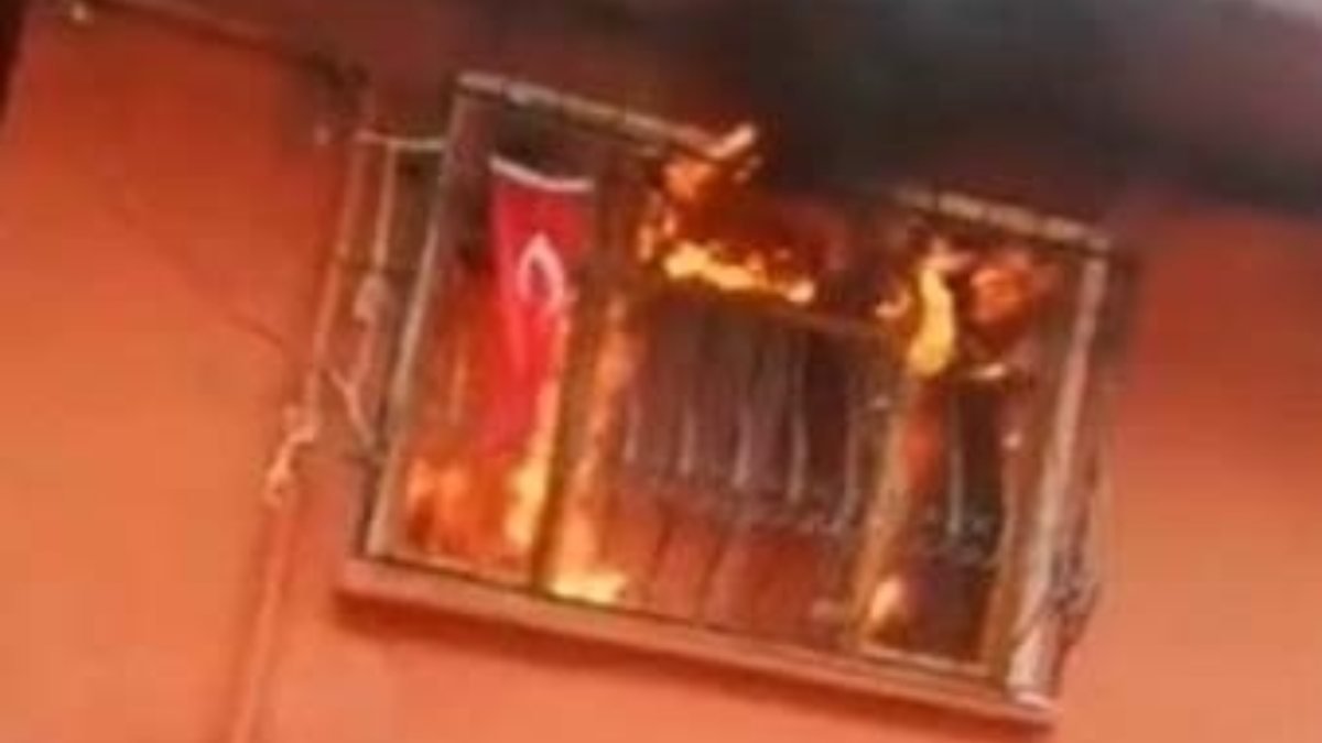 Bursa'da alevler içinde yanan evde, Türk bayrağı zarar görmedi