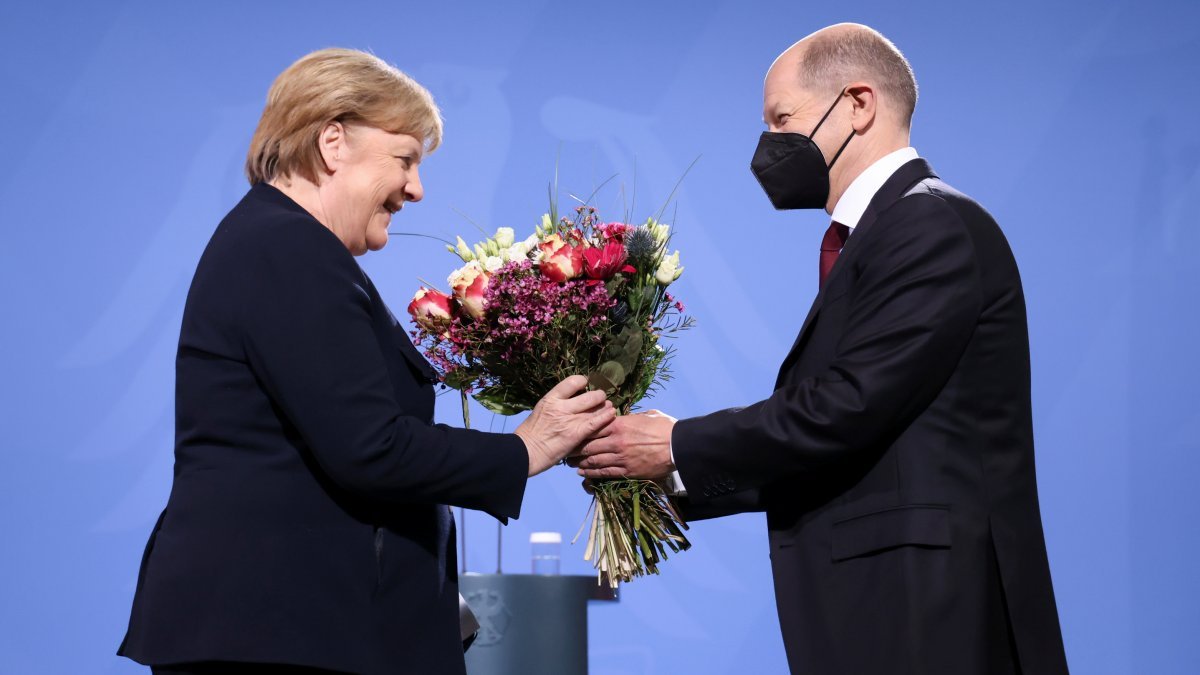 Merkel, başbakanlık görevini Scholz'a devretti