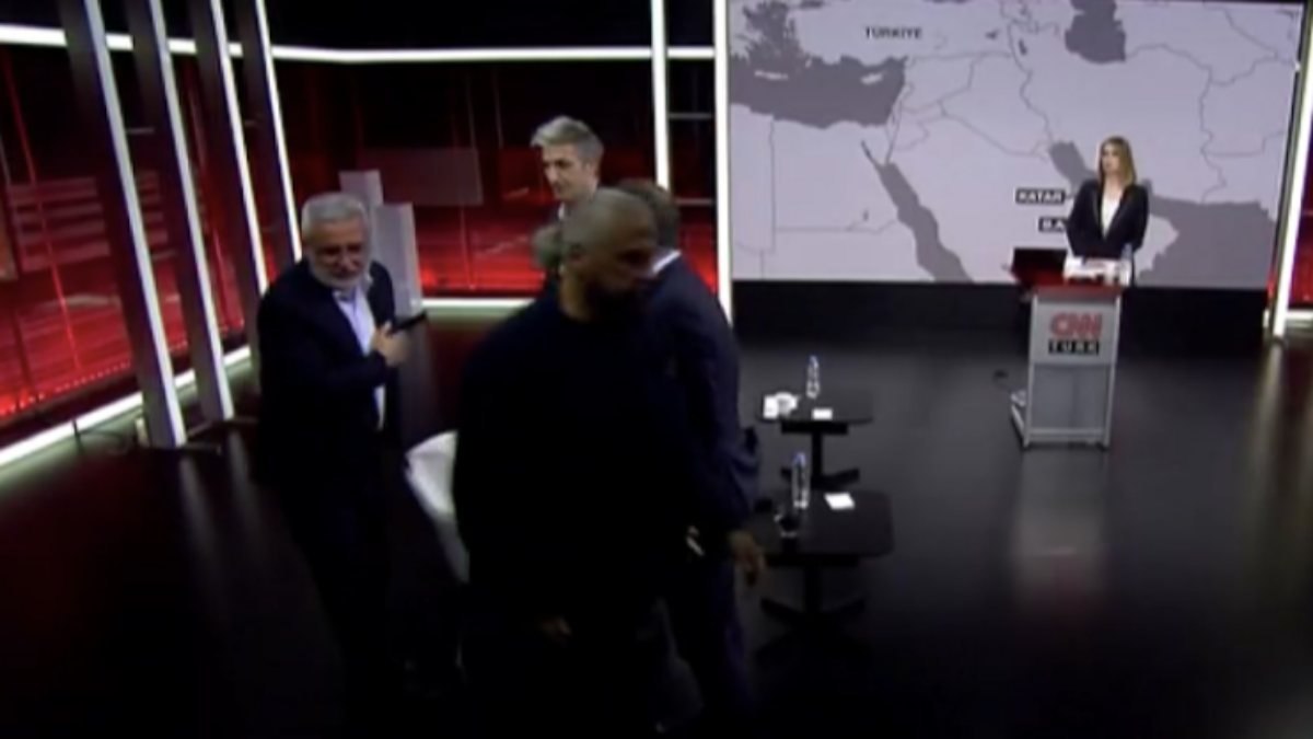 Mehmet Metiner canlı yayında ablasının vefat haberini aldı