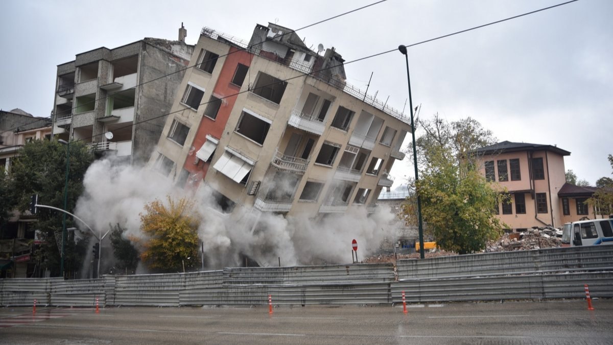 Bursa'da, tarihi bölgede 37 bina yıkıldı