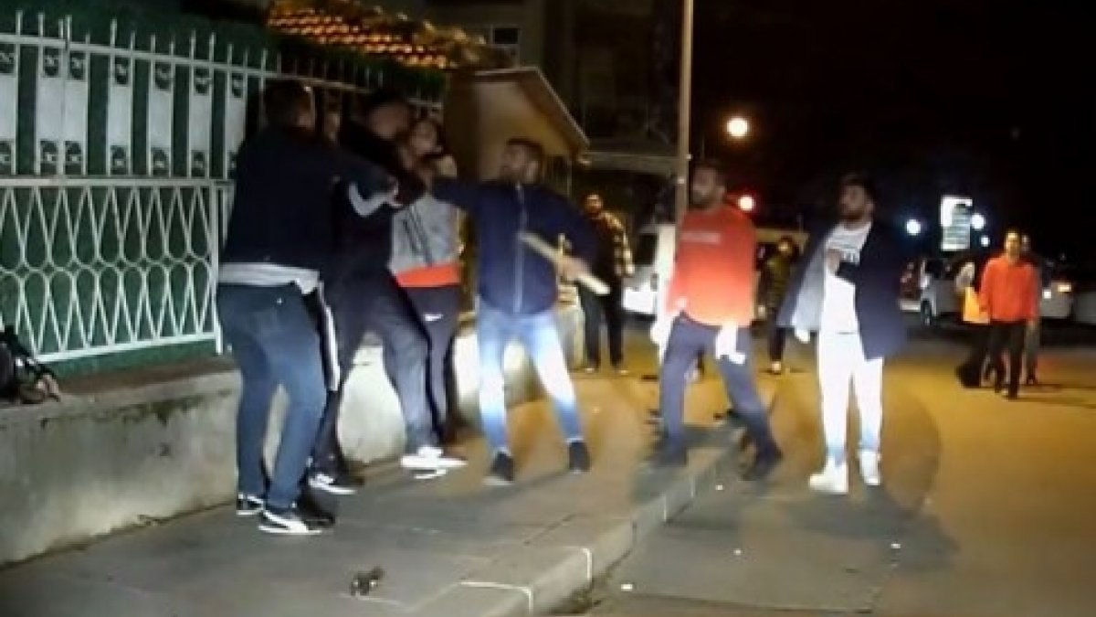 Aksaray'daki laf atma kavgasında sopa, yumruk ve tekmeler havada uçuştu