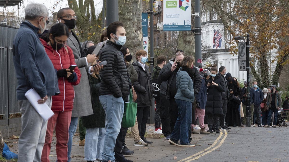 İngiltere'de Omicron'un ardından aşı kuyrukları oluştu