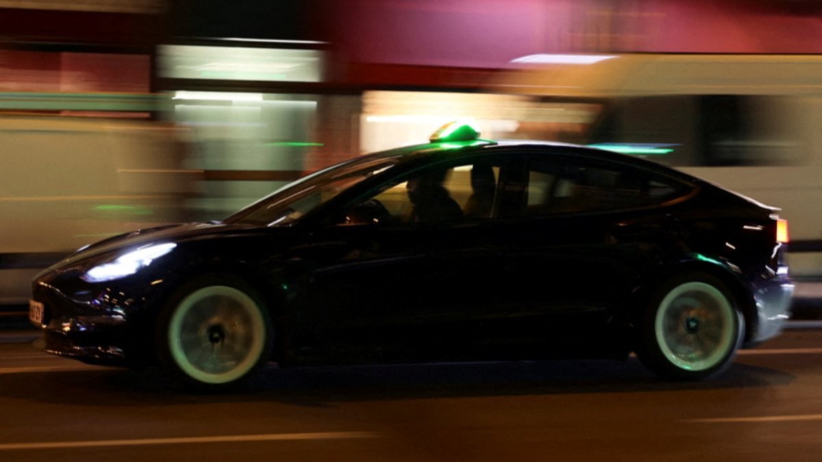 Fransa'da ölümlü kaza sonrası Tesla taksiler kaldırıldı