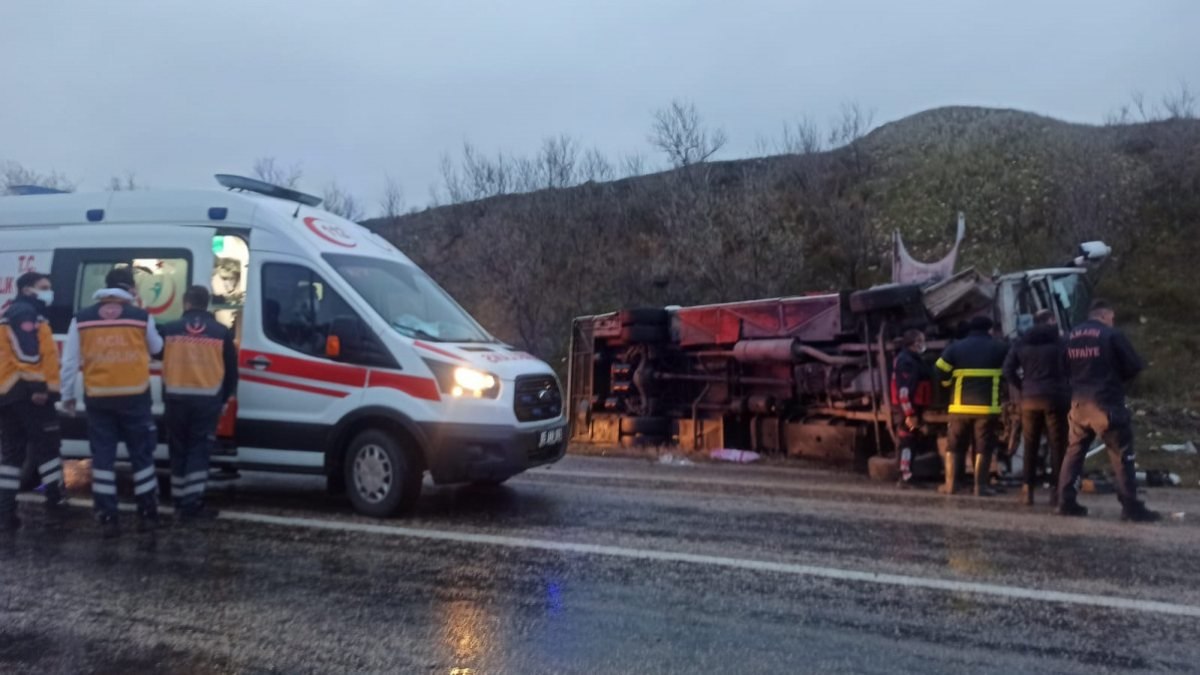 Amasya’da tur midibüsü devrildi: Yaralılar var