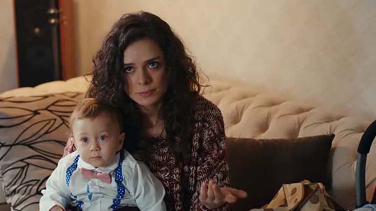 'Aşk Yeniden'in 'Selim Bebek'i delikanlı oldu! Özge Özpirinççi'nin ilk göz ağrısı 'ikizler'..