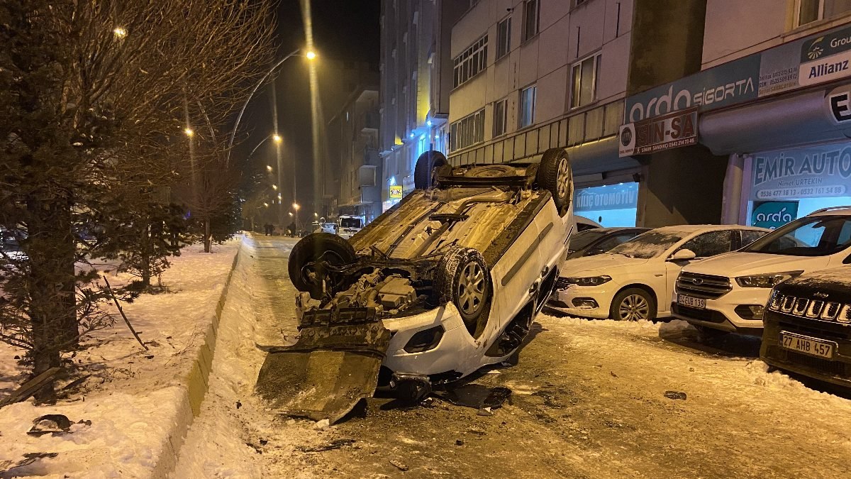 Ağrı’da buzlanan yolda araç takla attı: 2 yaralı