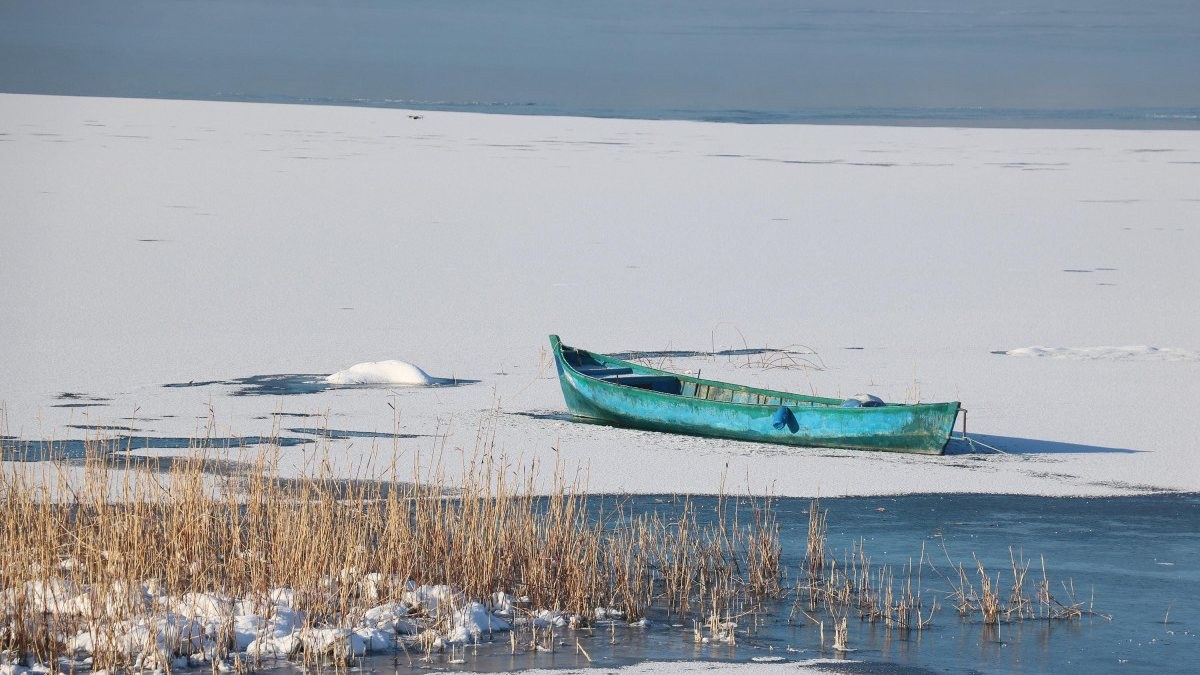 Konya'nın Beyşehir Gölü buzla kaplandı
