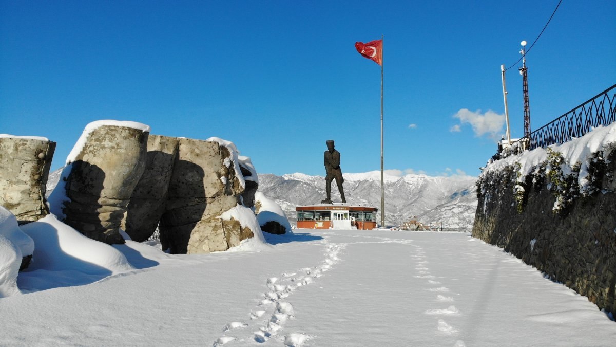 Artvin’de Atatürk heykelinin bulunduğu Atatepe beyaza büründü