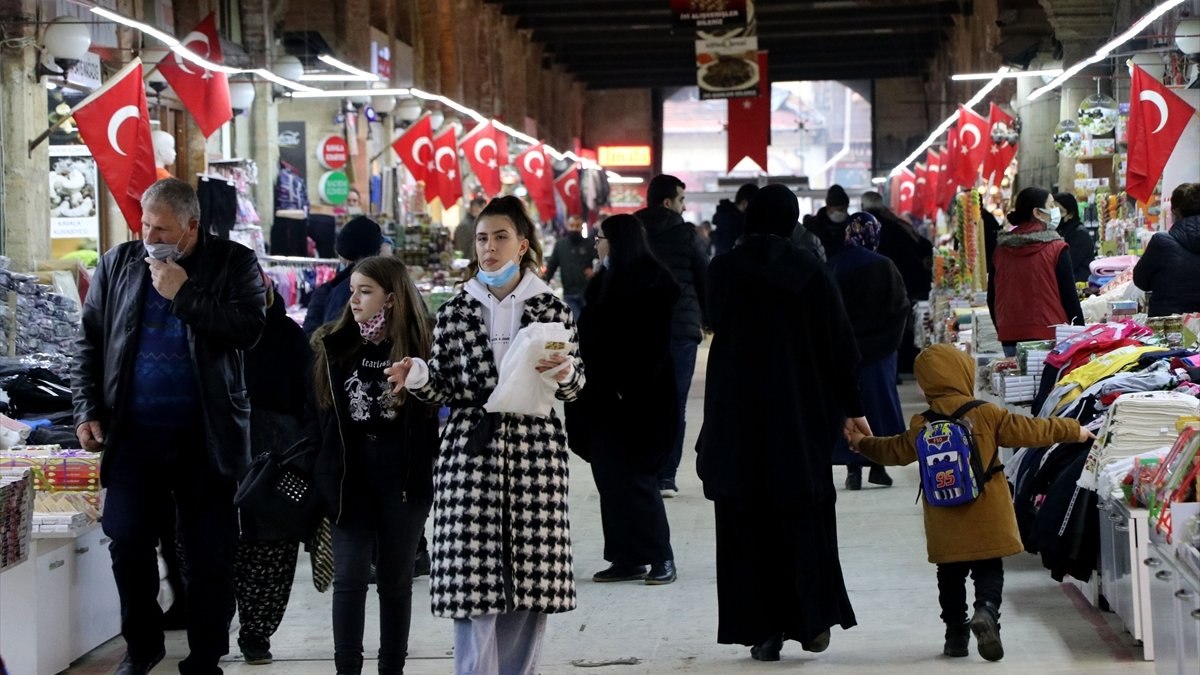 Edirne'de tarihi çarşılarda yılbaşı hareketliliği yaşanıyor