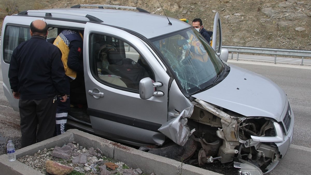 Manisa'da araç kontrolden çıktı: 1 kişi ağır yaralı