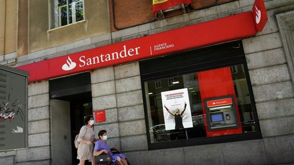 İspanyol Santander Bankası, müşterilerine yanlışlıkla 130 milyon sterlin dağıttı