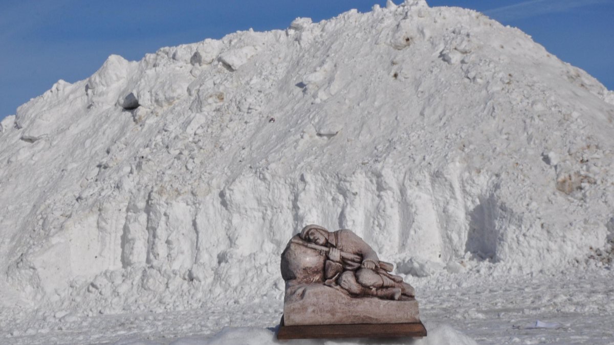 Kars'ta donarak şehit olan askerler için 200 kamyon karla heykel yapılacak
