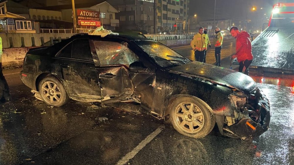 Kocaeli'de kaza yapan sürücü, yaralı kız arkadaşını bırakıp kaçtı