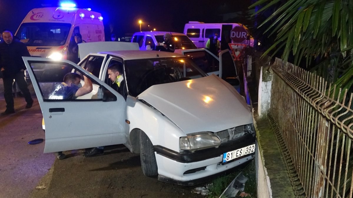 Düzce'de polisten kaçarken kaza yaptılar