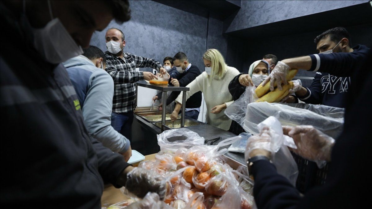 İzmir'de kurdukları aşeviyle 300 kişiyi doyuran iki esnaf, barınma evi açacak