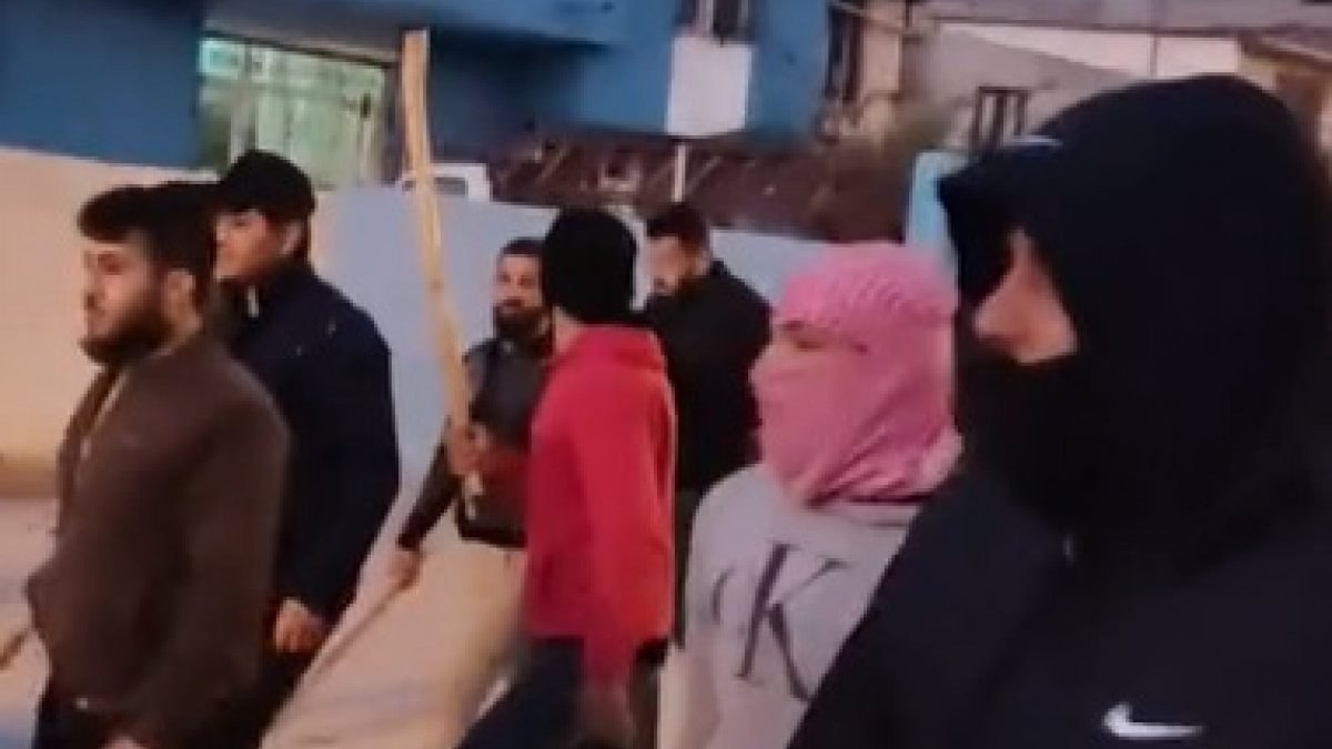 Adana'da Suriyeli gençler, sokakta sopa ve döner bıçağıyla yürüdü