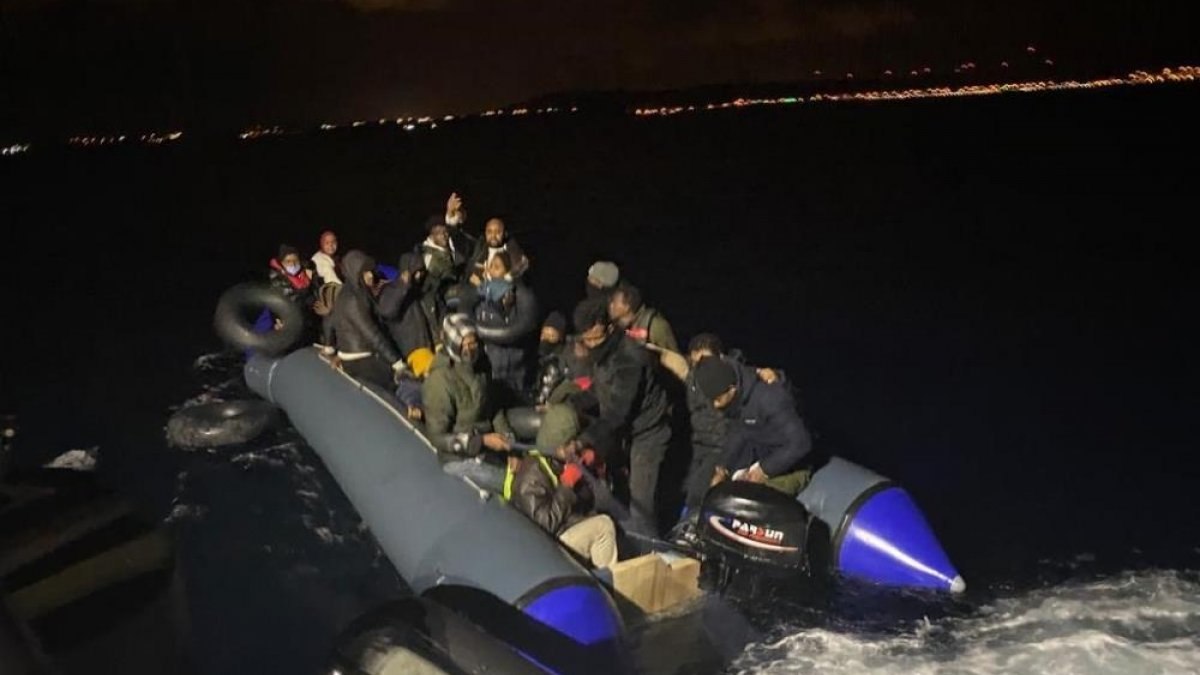 İzmir açıklarında 34 düzensiz göçmen kurtarıldı