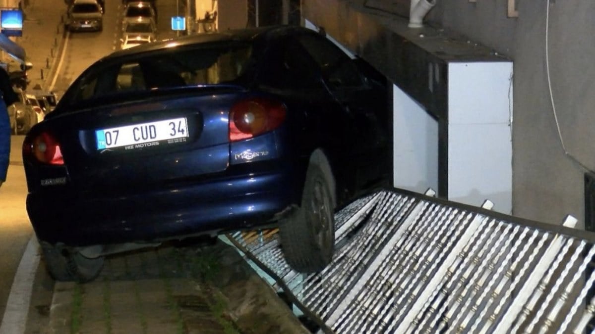 Kadıköy'de demir korkulukları aşan otomobil binanın duvarında asılı kaldı 
