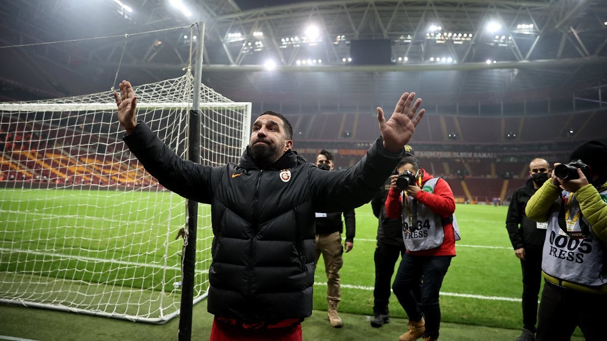 Arda Turan, tribünlerden özür diledi