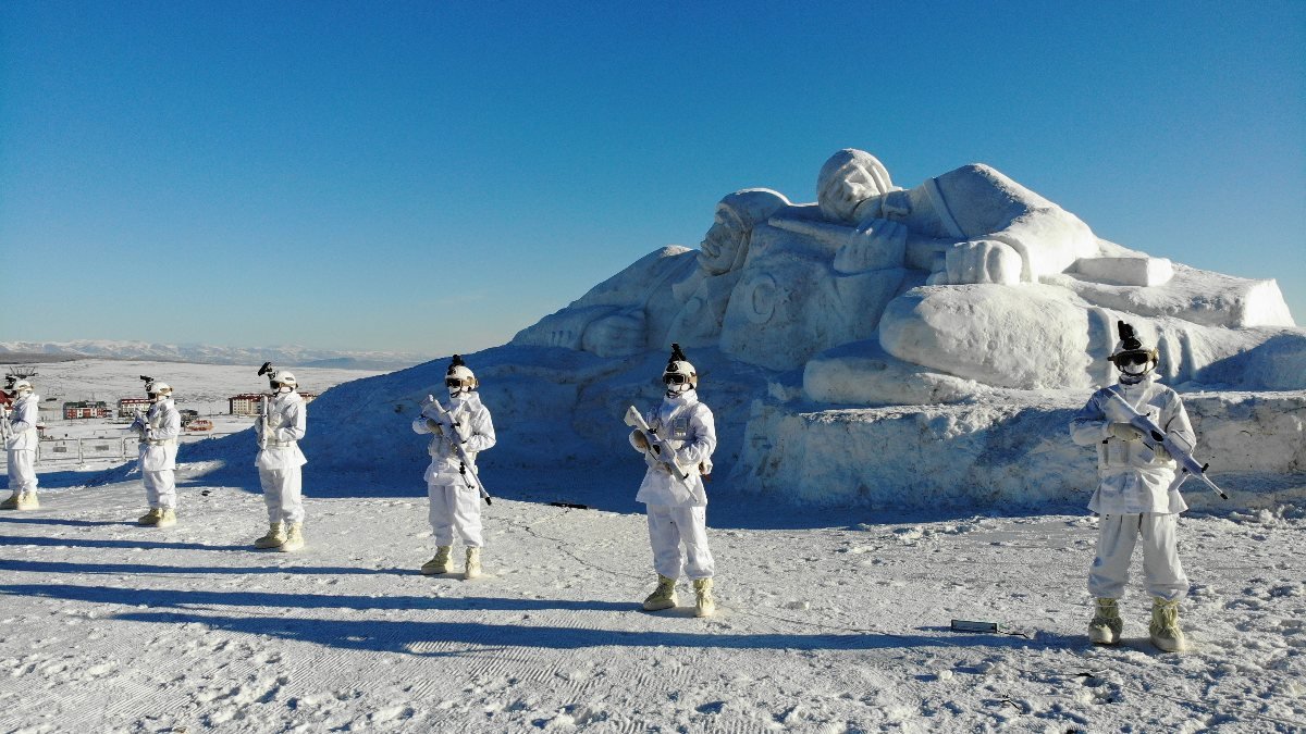 Sarıkamış şehitlerinin mücadelesini yansıtan kardan heykeller