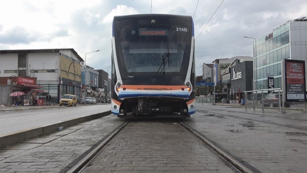 Antalya’da kadın, tramvayın altında kaldı