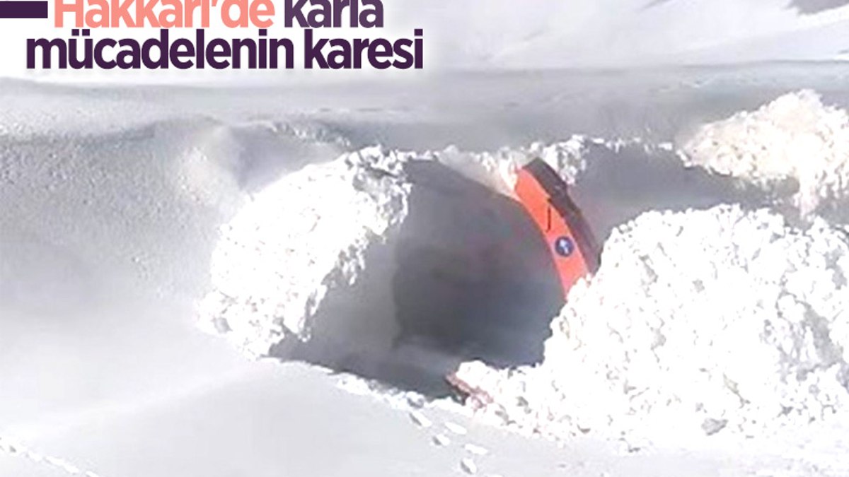 Hakkaride kar kalınlığı iş makinelerinin boyunu geçti
