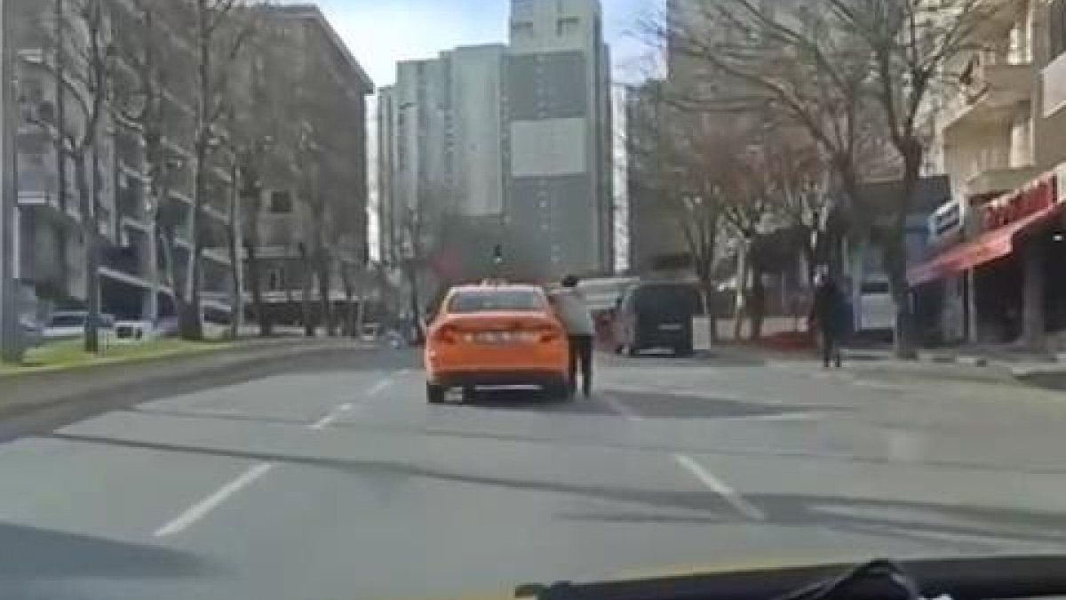 İstanbul'daki patenli genç, taksiye tutunarak yolculuk yaptı